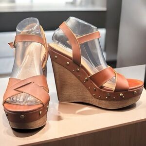 SIZE 9.5 CHINESE LAUNDRY BROWN STUDDED PLATFORM WEDGE SANDALS – 5.5” HEEL